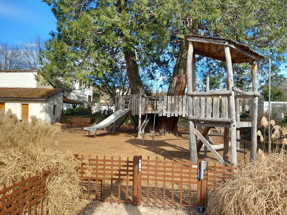 Photo du parc de la villa Mercier parcours en bois avec toboggan