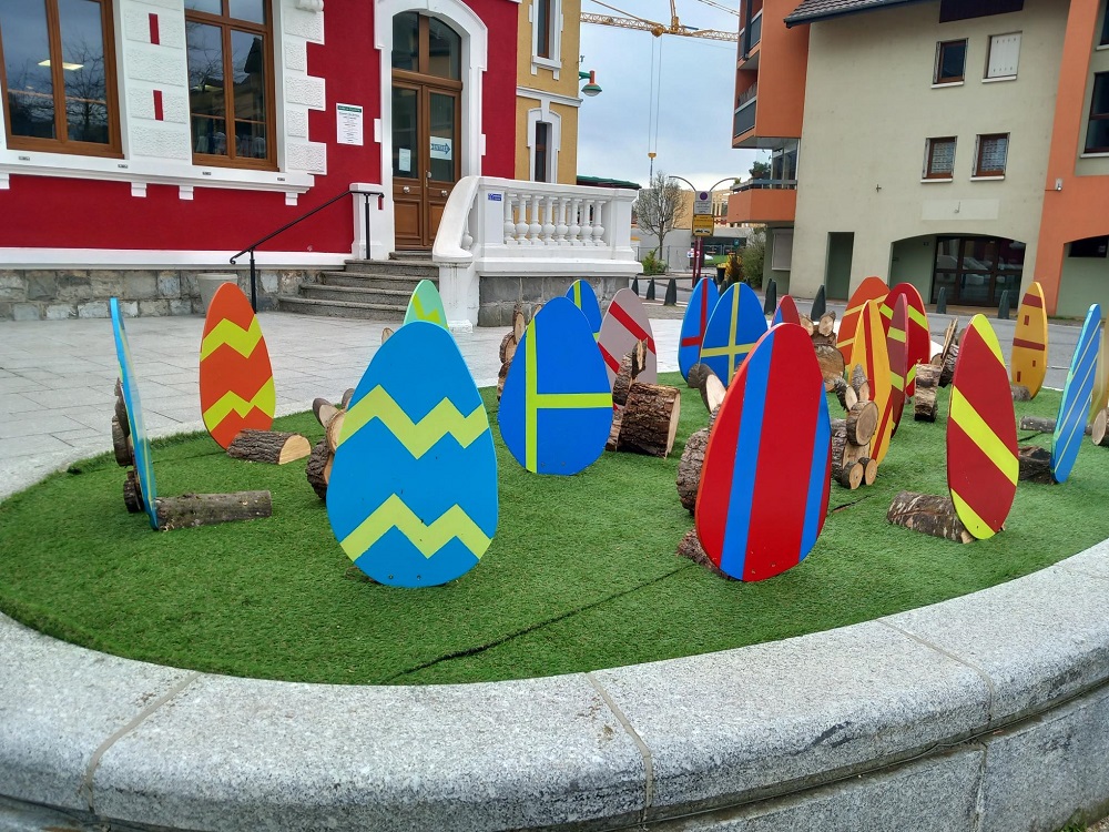 photo 3 du Parvis de la Mairie décoré pour Pâques