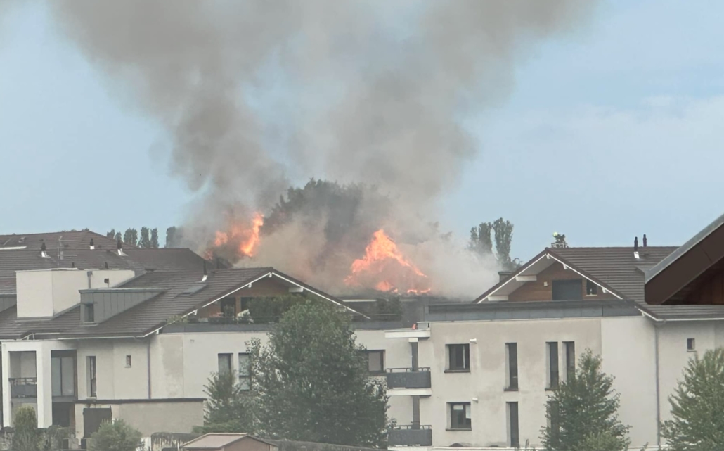 photo de l'immeuble en feu quartier des Balaries Douvaine
