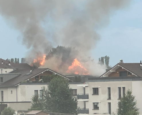 photo de l'immeuble en feu quartier des Balaries Douvaine