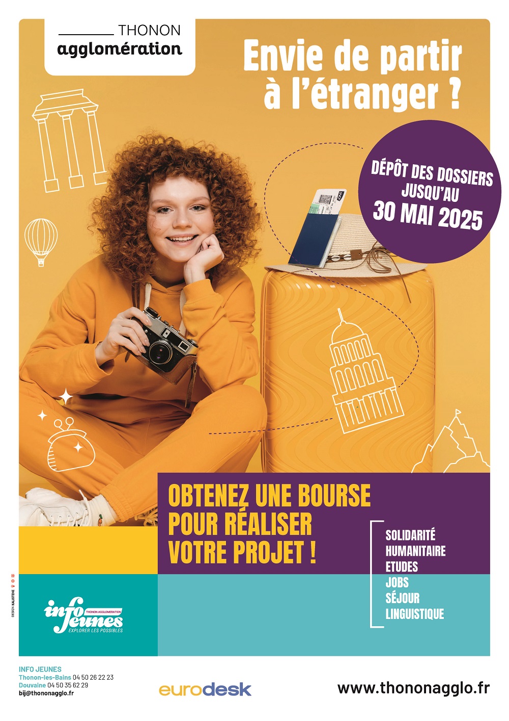 Affiche Thonon agglo pour la bourse pour partir à l'étranger 2025 (jeune fille en tenue orange assise en tailleur avec un appareil photo à la main)