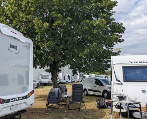 Photo des caravanes installées entre l'école du Maisse et le stade