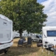 Photo des caravanes installées entre l'école du Maisse et le stade