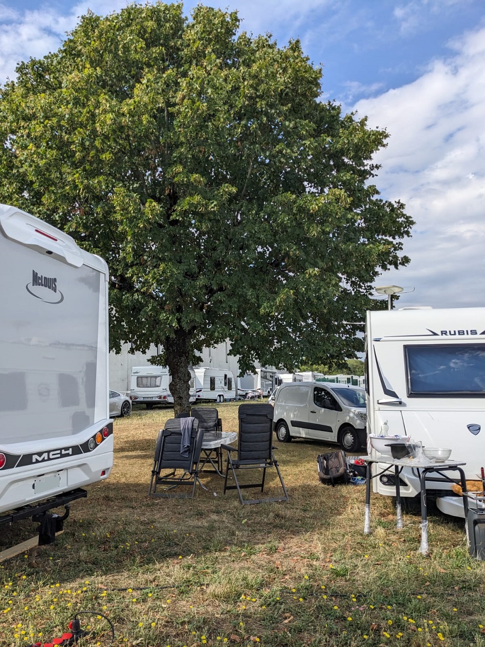Photo des caravanes installées entre l'école du Maisse et le stade
