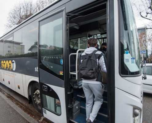 photo d'un bus stat't avec un jeune qui monte dedans.