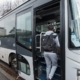 photo d'un bus stat't avec un jeune qui monte dedans.