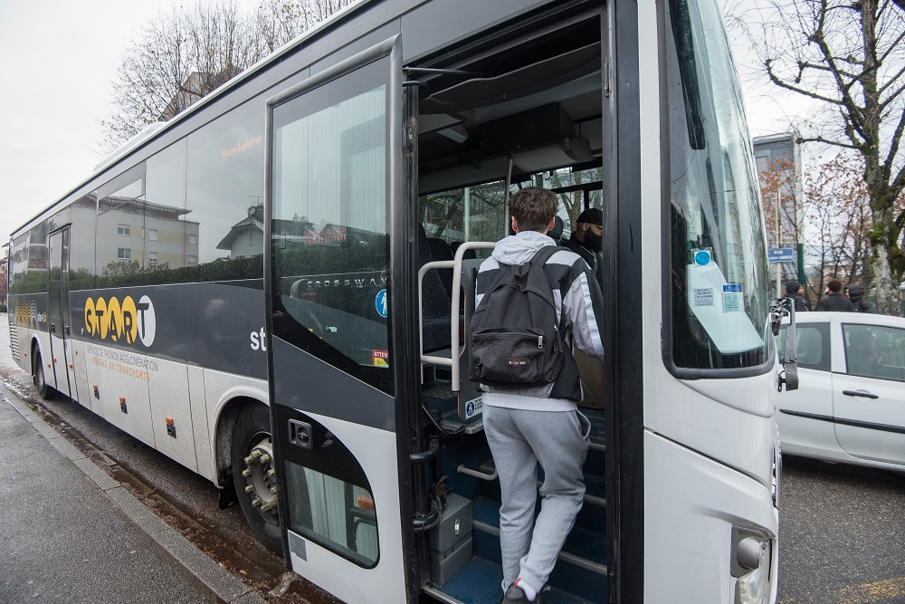 photo d'un bus stat't avec un jeune qui monte dedans.